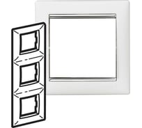 Трехместная вертикальная рамка, белый/серебряный штрих Legrand Valena 770497