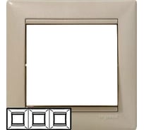 Трехместная горизонтальная рамка, кантри Legrand Valena 770023