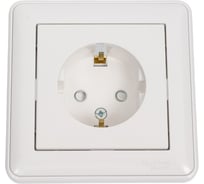 Одноместная розетка с заземлением, защитными шторками и рамкой, белая WESSEN 59 Systeme Electric RS16-152-18