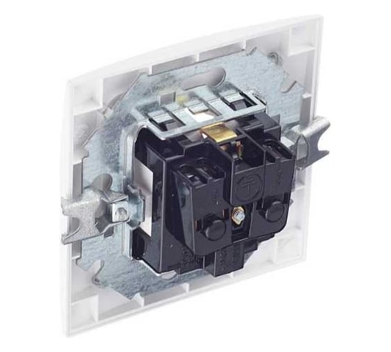 Розетка с заземлением, шторками и крышкой IP-44 Simon 1590450-030