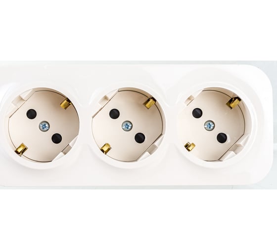 Розеточный блок Legrand тройной с заземлением Legrand Quteo с предварительным подключением со шторками IP20 16А 250В винтовые зажимы накладной монтаж слоновая кость 782268