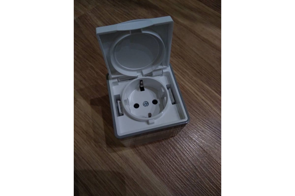 Розетка WERKEL W5071201 влагозащищенная, с заземлением с защитной ...