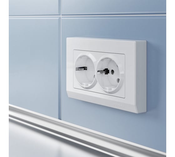Двойная розетка с заземлением Werkel WL01-SKG-02-IP20 белая a0334 a033471