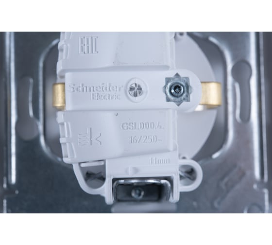 Одноместная розетка Systeme Electric СП Glossa 16А с защ. крышкой, защ. шторки, с заземлением IP44 белая GSL000148