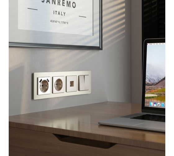 Рамка WERKEL на 4 поста senso (шампань, стекло soft-touch) a064579