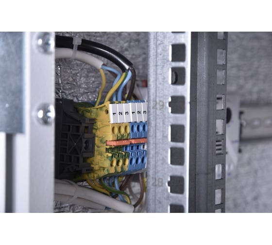 Уличный всепогодный укомплектованный напольный шкаф ЦМО ШТВ-1, IP55, 24U, 1300х700х600 мм, ВхШхГ, дверь: перфорация, цвет: серый ШТВ-1-24.7.6-43АА-Т1