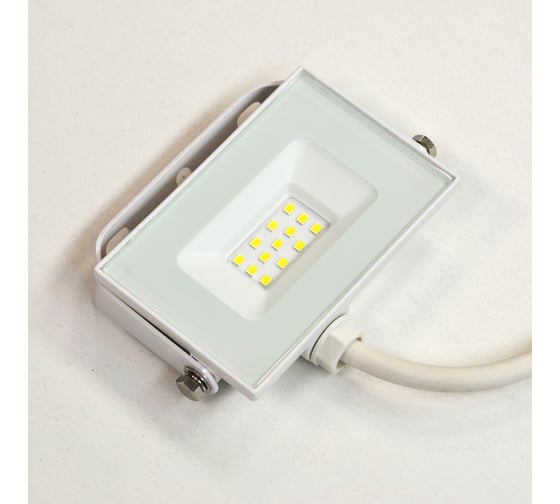 Светодиодный прожектор truEnergy IP65 10W 6500K 800Lm 111x98x22 мм белый алюминий 13110