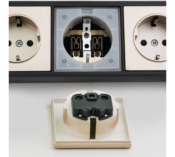 Розеточный блок Werkel WL20 04 03 4 х местный + 3 USB черный шампан a041433
