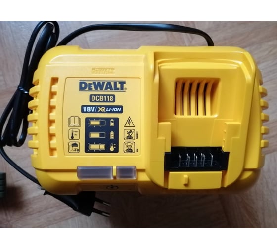 Универсальное зарядное устройство (18-54 В) DEWALT DCB118 6