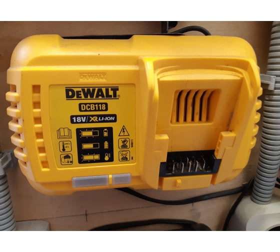 Универсальное зарядное устройство (18-54 В) DEWALT DCB118 4