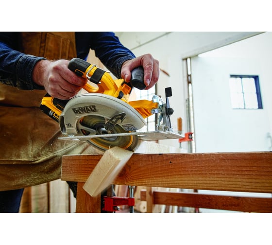 Бесщеточная дисковая пила DEWALT DCS570NT 8