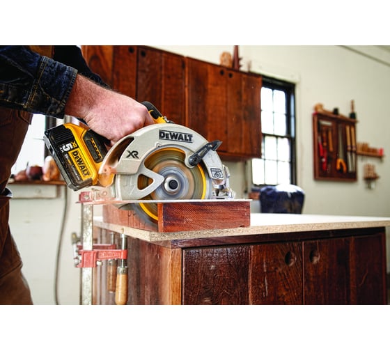 Бесщеточная дисковая пила DEWALT DCS570NT 10
