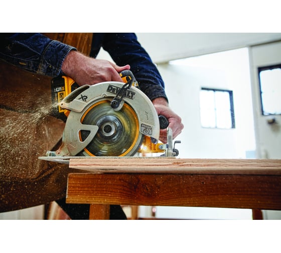 Бесщеточная дисковая пила DEWALT DCS570NT 11