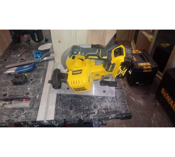 Бесщеточная дисковая пила DEWALT DCS570NT 18