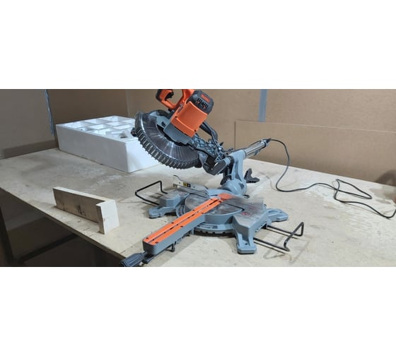Торцовочная пила с протяжкой Black&Decker BES710 12