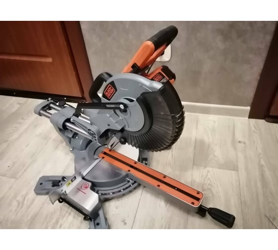 Торцовочная пила с протяжкой Black&Decker BES710 18