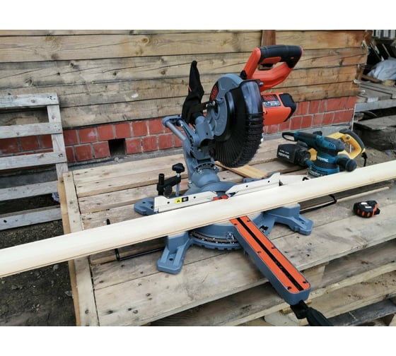 Торцовочная пила с протяжкой Black&Decker BES710 17