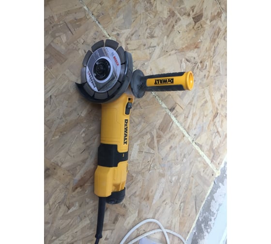 Угловая шлифмашина DEWALT DWE4257 6