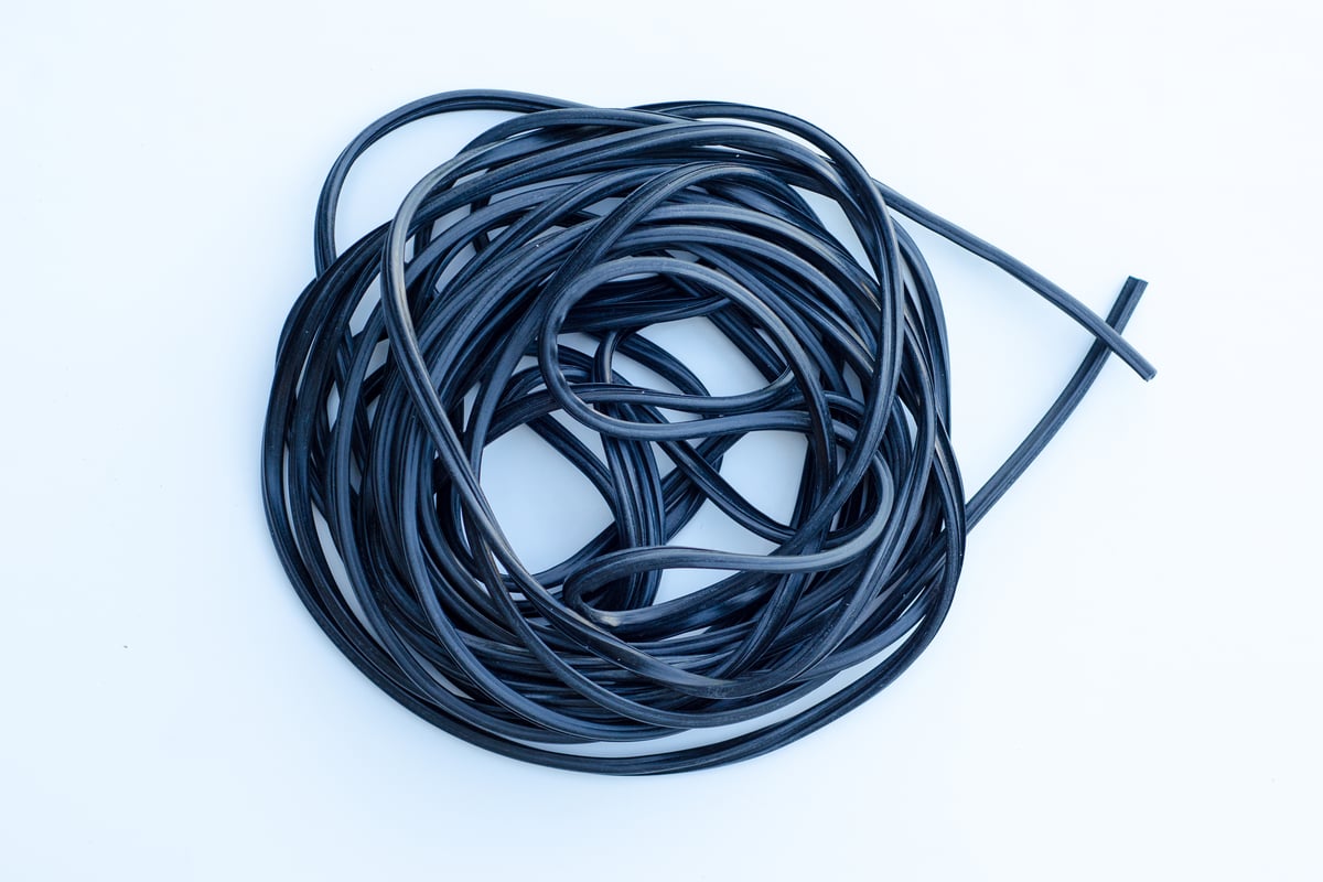 Уплотнитель для окон пвх 228 усиленный. Уплотнительная резинка кбе 228. Уплотнитель для окон пвх 228 усиленный черный semperit. Уплотнитель семперит 228. Уплотнитель semperit kbe 228.