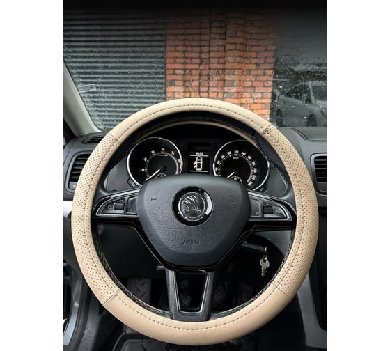 Оплетка на рулевое колесо AVTOLIDER1 М(37-39см), (Бежевая кожа+бежевая перфорация бежевая нитка) Liec-2Perf-0126BG 1