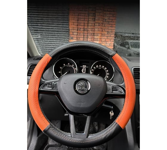 Оплетка на рулевое колесо AVTOLIDER1 М(37-39см), (Черная кожа+оранжевая перфорация оранжевая нитка) Liec-2Perf-0109OR 1