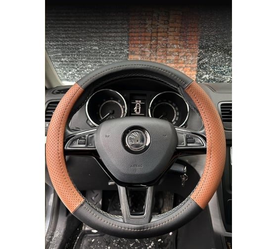 Оплетка на рулевое колесо AVTOLIDER1 М(37-39см), (Черная кожа+паприка перфорация красная нитка) Liec-2Perf-0128PR 1