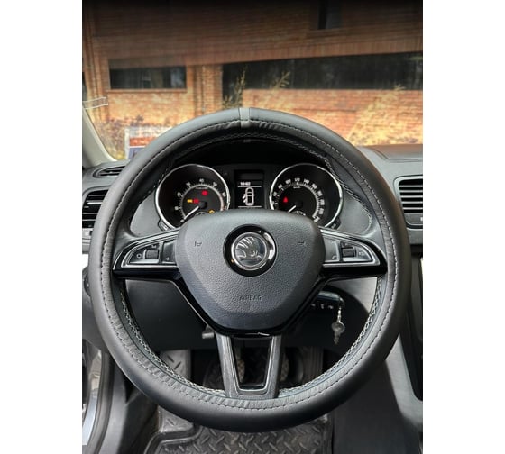 Оплетка на рулевое колесо AVTOLIDER1 М(37-39см), Черная кожа, серая нулевая отметка, серая нитка LIPRE-0102-CG 1