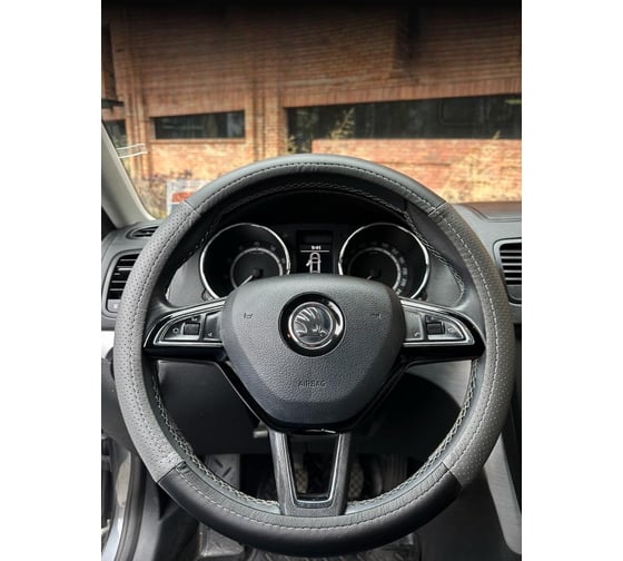 Оплетка на рулевое колесо AVTOLIDER1 М(37-39см), Черная кожа+серая перфорация черная нитка Liec-2Perf-0102G 1