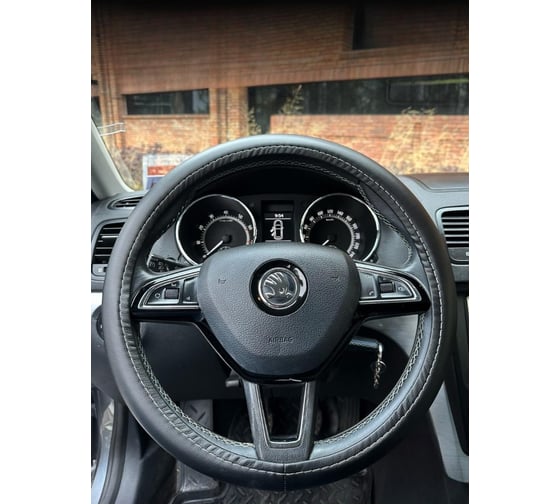 Оплетка на рулевое колесо AVTOLIDER1 М (37-39см), (Черная кожа,бежевая нитка) Liec-0104 1