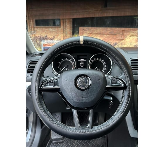 Оплетка на рулевое колесо AVTOLIDER1 М (37-39см), (Черная кожа, бежевая нулевая отметка, бежевая нитка) Liec-0104-CB 1