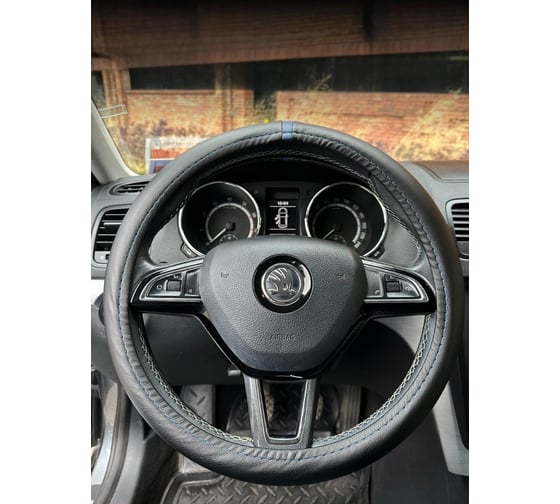 Оплетка на рулевое колесо AVTOLIDER1 М(37-39см), черная кожа, синяя нулевая отметка, синяя нитка Liec-0105-CB 1