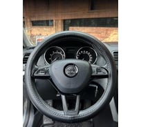 Оплетка на рулевое колесо AVTOLIDER1 М(37-39см), черная кожа,синяя нитка Liec-0105