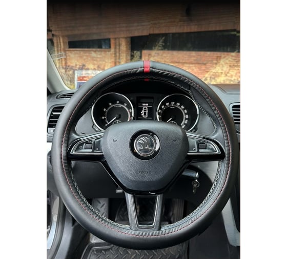 Оплетка на рулевое колесо AVTOLIDER1 М(37-39см), черная кожа, красная нулевая отметка, красная нитка LIPRE-0106-CR 1