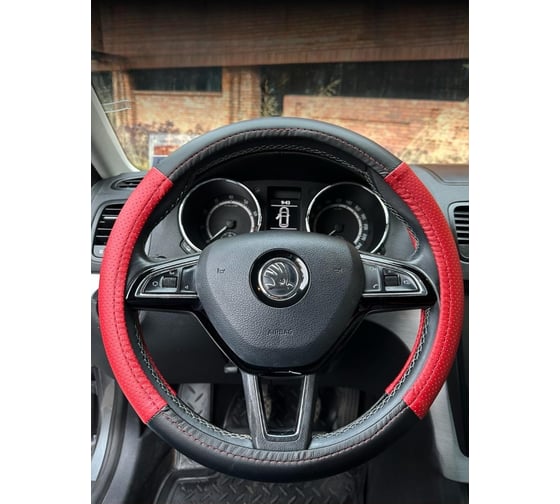 Оплетка на рулевое колесо AVTOLIDER1 М(37-39см), черная кожа+красная перфорация красная нитка Liec-2Perf-0106R 1