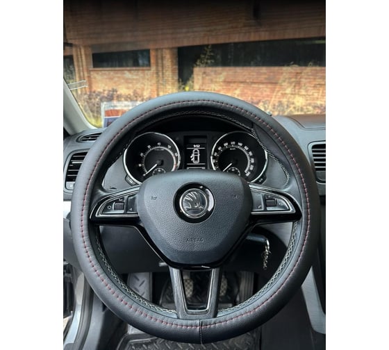 Оплетка на рулевое колесо AVTOLIDER1 М(37-39см), черная кожа,красная нитка LIPRE-0106 1