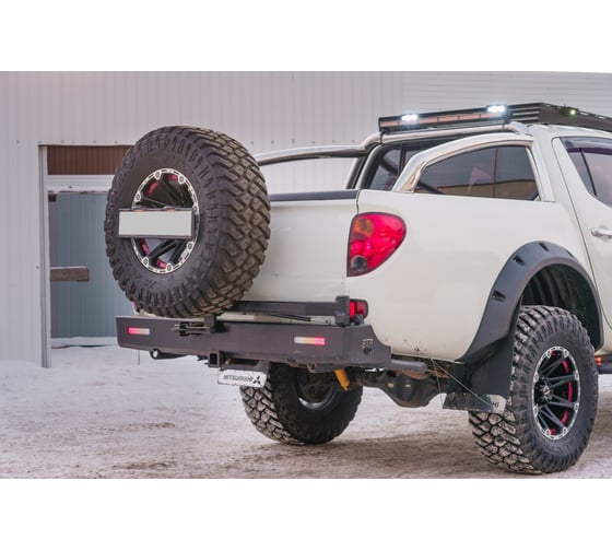 Бампер силовой задний STC Mitsubishi L200 2013-2015 (длинный кузов) с квадратом под фаркоп, кронштейном крепления запасного колеса по центру кронштейном крепления гос номера и дублирующими фонарями STC-ML200/13-BR-C1-L1