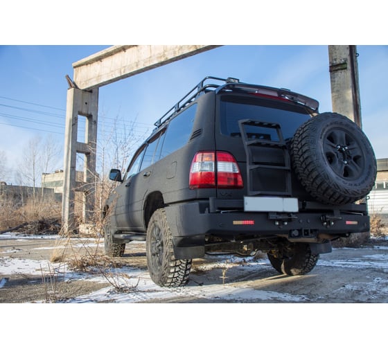 Бампер силовой задний STC Toyota Land Cruiser 100 с квадратом под фаркоп,кронштейном крепления запасного колеса справа, кронштейн лестница слева и дублирующими фонарями STC-TLC100-BR-C2C5-L1