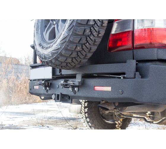 Бампер силовой задний STC Toyota Land Cruiser 100 с квадратом под фаркоп,кронштейном крепления запасного колеса справа, кронштейн лестница слева и дублирующими фонарями STC-TLC100-BR-C2C5-L1