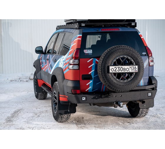 Бампер силовой задний STC Toyota Land Cruiser Prado 120 с квадратом под фаркоп, кронштейном крепления запасного колеса по центру, кронштейном крепления гос номера и фарами заднего хода/ПТФ STC-TLCP120-BR-C1-L2