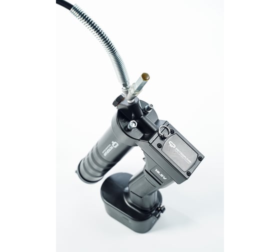 Аккумуляторный шприц с гибким шлангом и 4-х лепестковым наконечником Petropump PP100310