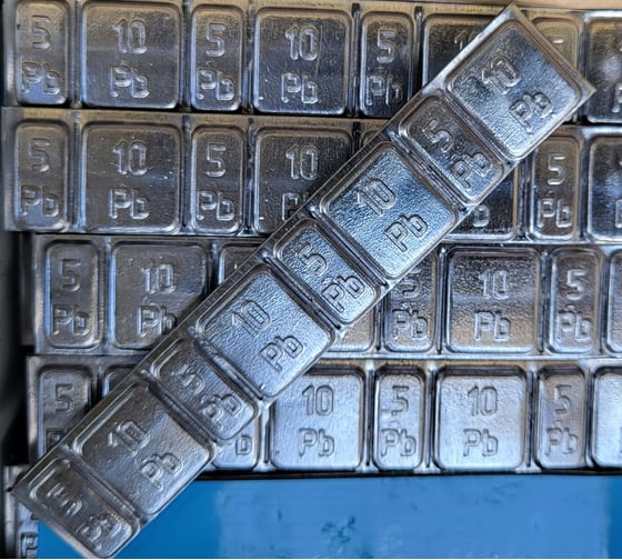 Грузики балансировочные R2R адгезивные 5-10 гр. Синий скотч 19 мм. 50 шт/упак. 7070