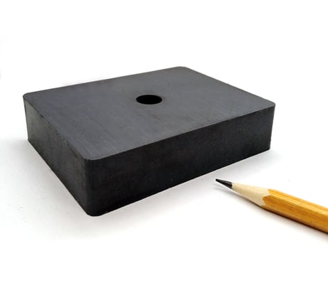 Ферритовый магнит Проф-Магнит пластина 84x64x20мм с отверстием d10,5 мм, 1 шт. 84x64x20xd10.5 Y35