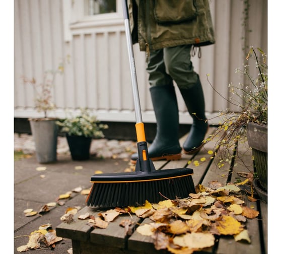 Метла эргономичная FISKARS 1077115