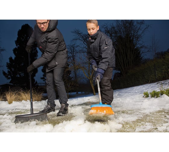 Универсальная садовая щетка Fiskars 1003467 (135541)