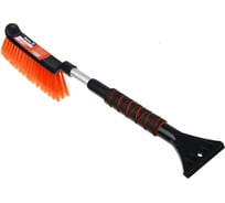 Щетка для уборки снега со скребком ЕРМАК телескопическая 775-137