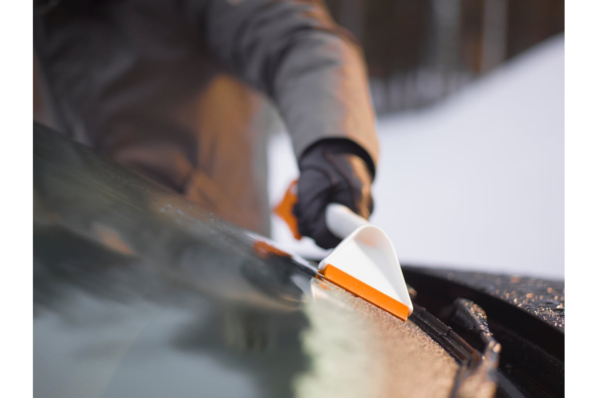  со скребком Fiskars SnowXpert 1019352 - выгодная цена, отзывы .