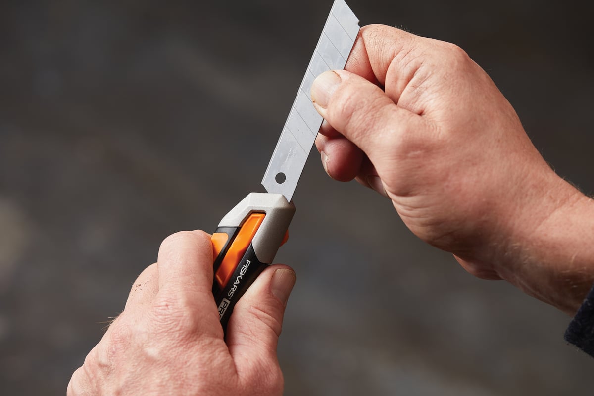 Строительный нож с выдвижным сменным лезвием Fiskars 18мм CarbonMax ...