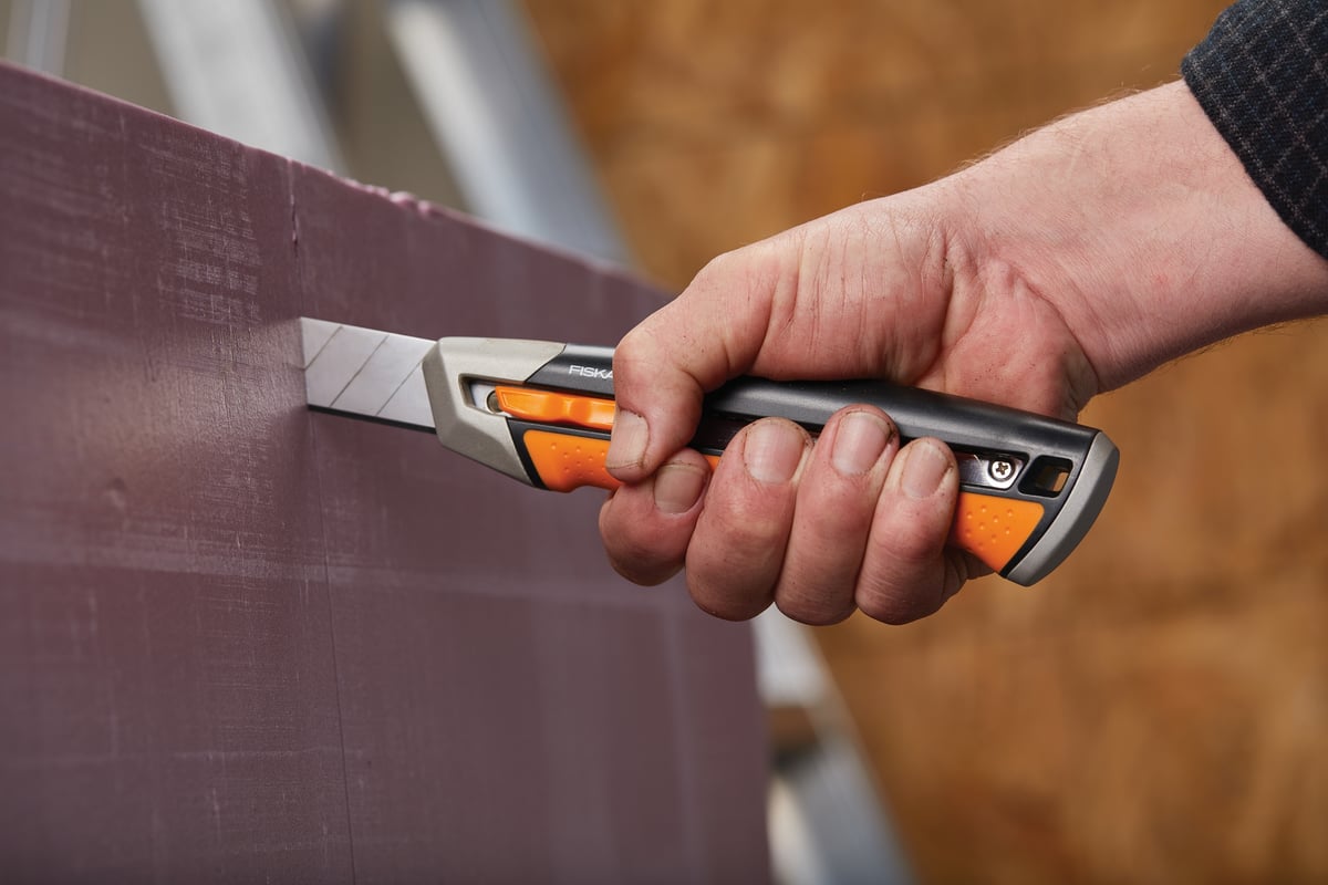 Строительный нож с выдвижным сменным лезвием Fiskars 25мм CarbonMax ...