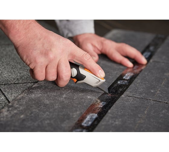 Строительный нож с фиксированным сменным лезвием Fiskars CarbonMax 1027222