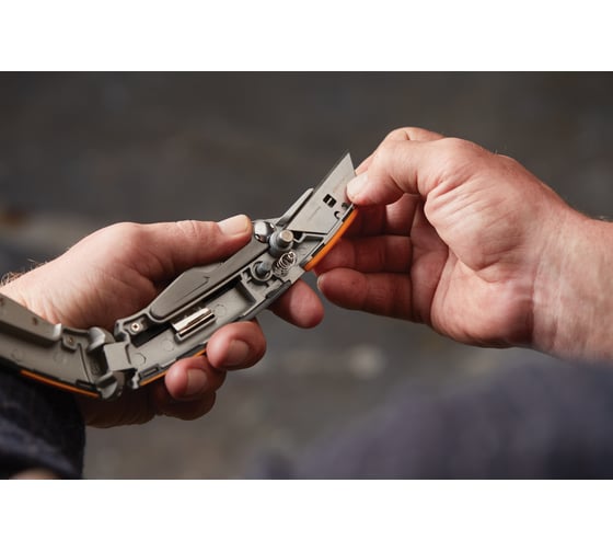 Строительный нож с фиксированным сменным лезвием Fiskars CarbonMax 1027222